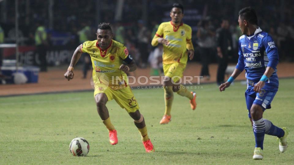 Tibo coba lewati kawalan Toni Sucipto